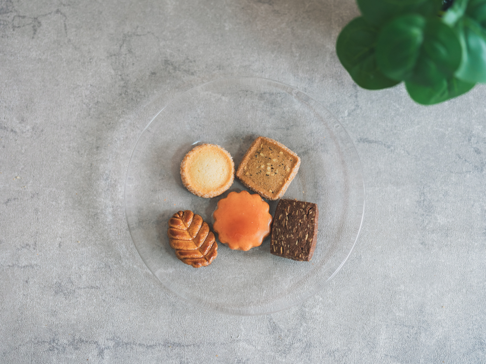 Colombin “Fours Sec” — a quiet assortment of classic butter cookies arranged in delicate order.